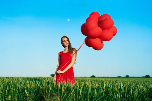 Giovane Donna Vestita Rosso Piedi Campo Verde Con Palloncini Rossi — Foto Stock