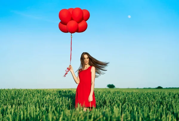 Jonge Vrouw Poseren Met Rode Ballonnen Zonnig Veld — Stockfoto