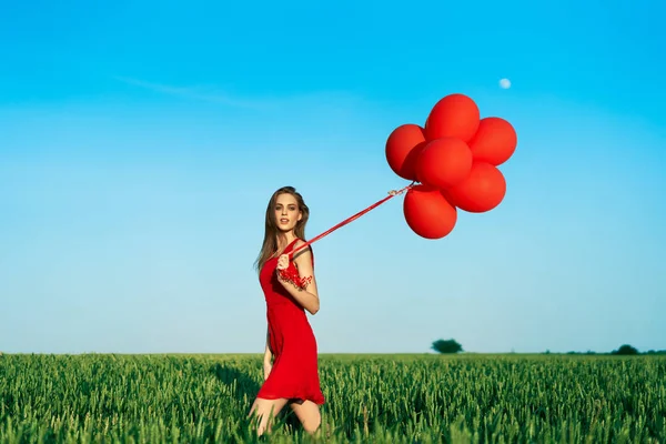 Jonge Vrouw Poseren Met Rode Ballonnen Zonnig Veld — Stockfoto