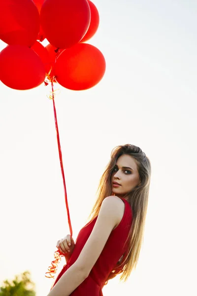 Mujer Joven Con Globos Rojos Posando Aire Libre —  Fotos de Stock