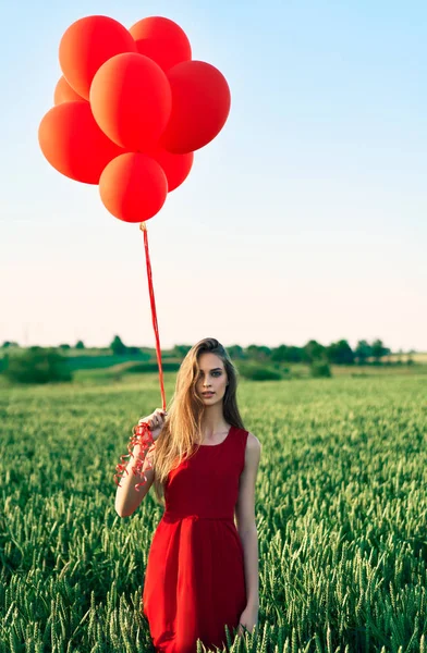 Joven Posando Con Globos Rojos Campo Soleado —  Fotos de Stock