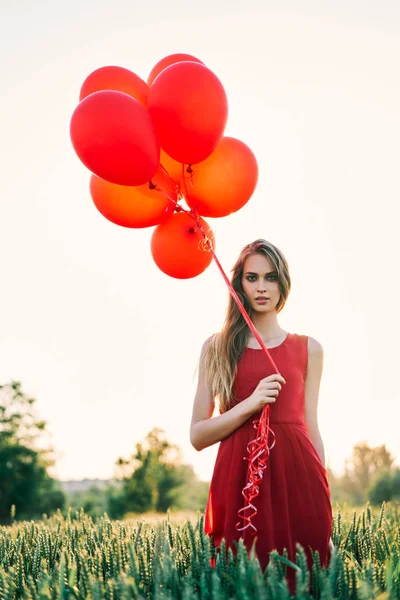 Wanita Muda Dengan Balon Merah Berpose Luar Ruangan — Stok Foto