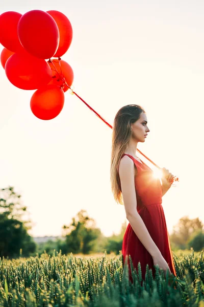 Ung Kvinna Med Röda Ballonger Poserar Utomhus — Stockfoto