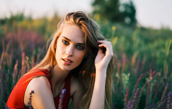 Hermosa Joven Posando Campo Salvia Sol Verano — Foto de Stock