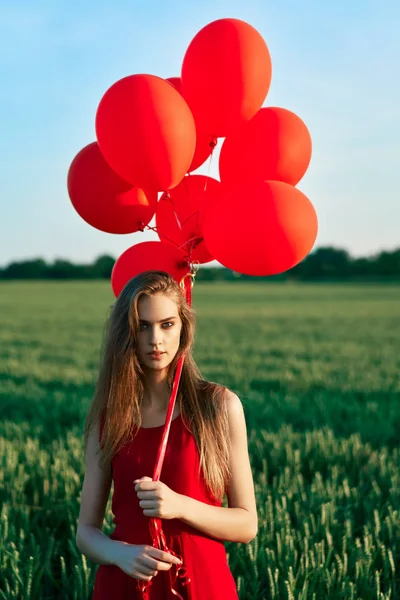 Giovane Donna Posa Con Palloncini Rossi Campo Sole — Foto Stock