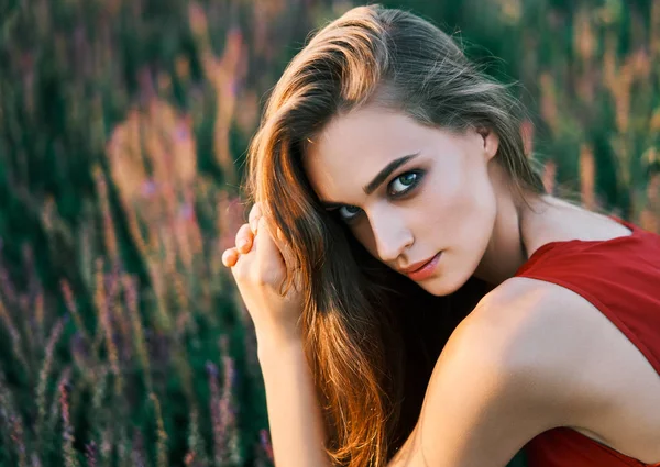 Hermosa Joven Posando Campo Salvia Sol Verano — Foto de Stock