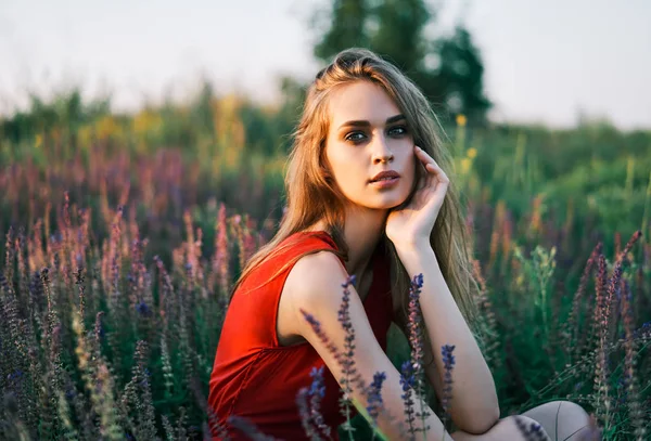 Hermosa Joven Posando Campo Salvia Sol Verano — Foto de Stock