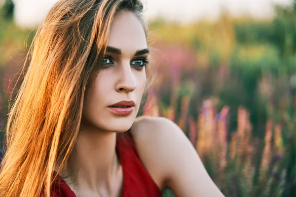 Hermosa Joven Posando Aire Libre Sol — Foto de Stock