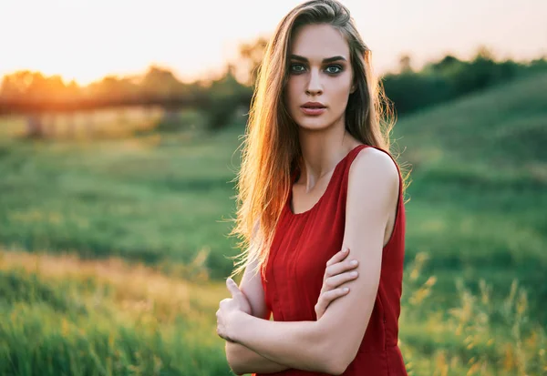 Giovane Donna Abito Rosso Posa Campo Verde Durante Tramonto — Foto Stock