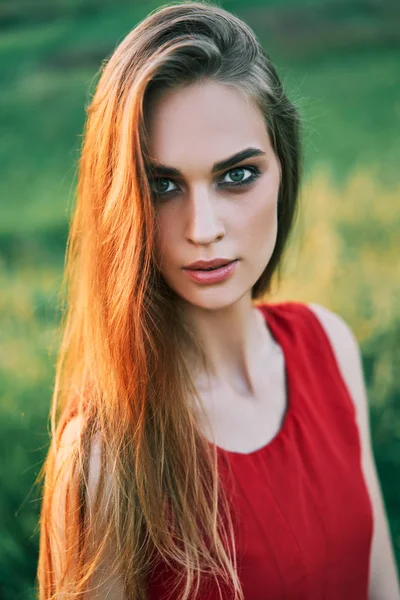Porträtt Ung Kvinna Solnedgången Ljus — Stockfoto