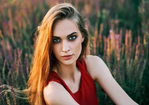 Hermosa Joven Posando Campo Salvia Sol Verano — Foto de Stock