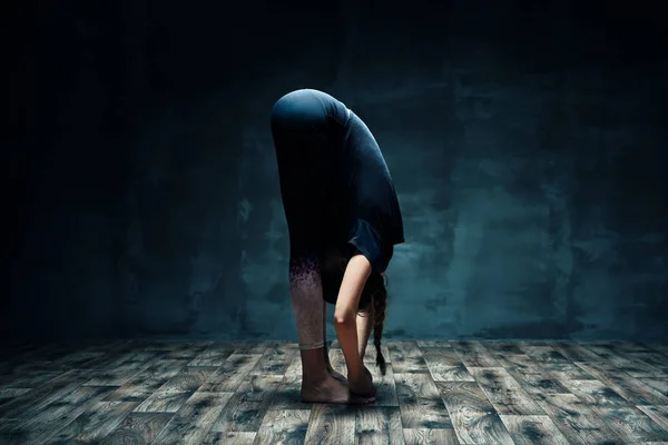 Giovane Donna Che Yoga Piedi Piegare Avanti Posa Nella Stanza — Foto Stock