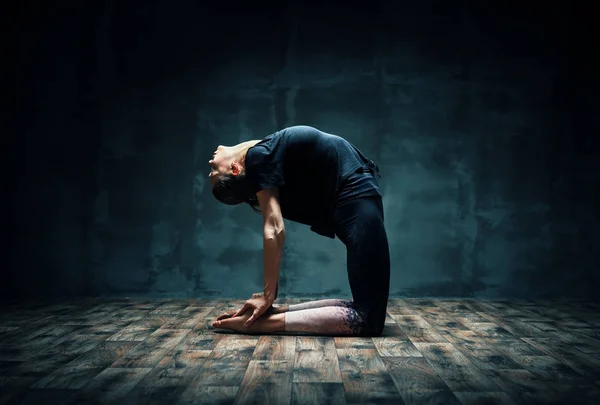 Giovane Donna Che Pratica Yoga Facendo Cammello Posa Camera Oscura — Foto Stock