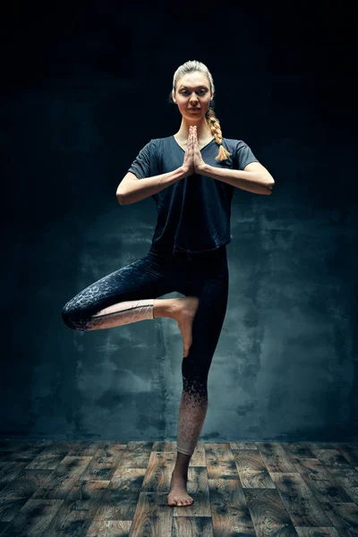 Ung Vacker Kvinna Som Gör Yoga Asana Träd Pose Mörkt — Stockfoto