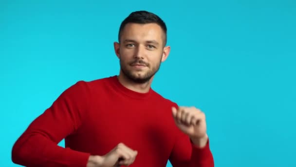 Guapo Joven Bailando Sobre Fondo Azul — Vídeos de Stock