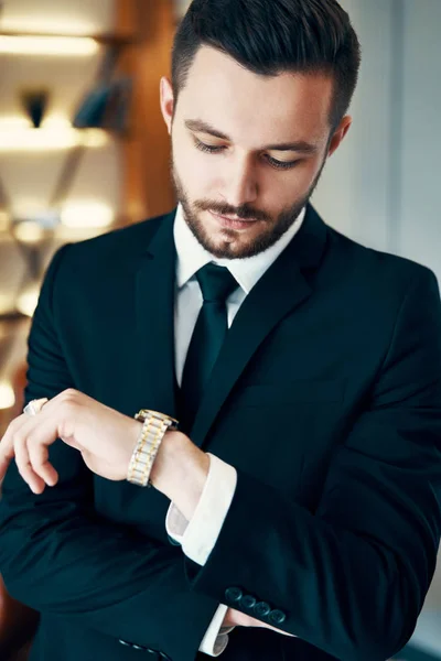 Jonge Knappe Zakenman Donker Elegant Pak Kijkend Zijn Horloge — Stockfoto