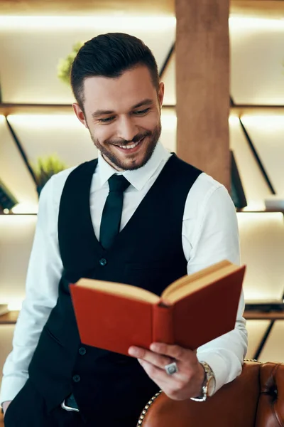 Jovem Bonito Terno Elegante Lendo Livro Interior Luxo Moderno Conceito — Fotografia de Stock