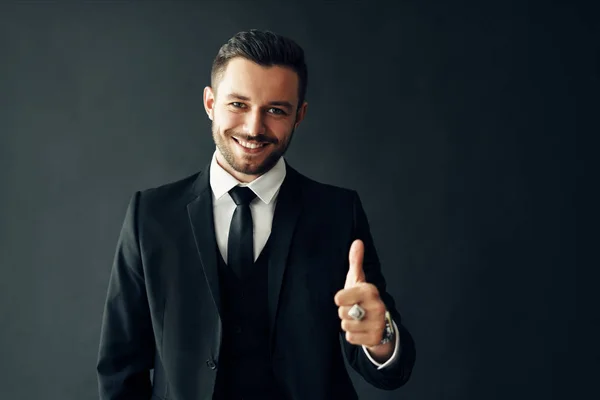 Retrato Del Hombre Traje Mostrando Sobre Fondo Negro — Foto de Stock