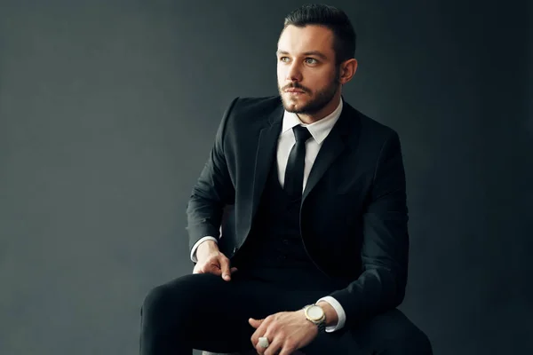 Retrato Joven Elegante Traje Sobre Fondo Negro — Foto de Stock