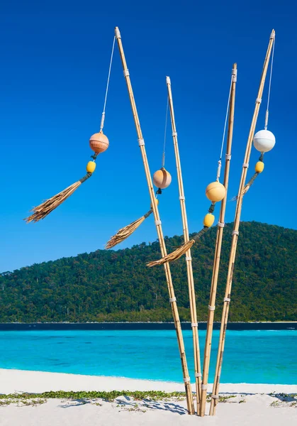 ターコイズブルーの澄んだ海と竹の棒の装飾のブイと熱帯のビーチ — ストック写真