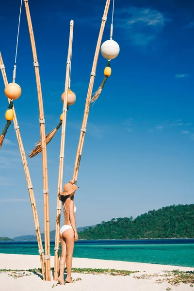 Junge Frau entspannen und genießen türkisfarbenes Meer am tropischen Strand in Paradise Island — Stockfoto