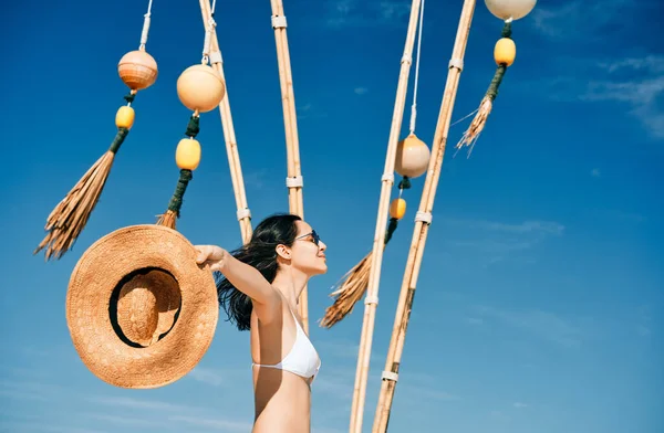 Свобода женщина наслаждаться ее летние каникулы на пляже украшения фона — стоковое фото