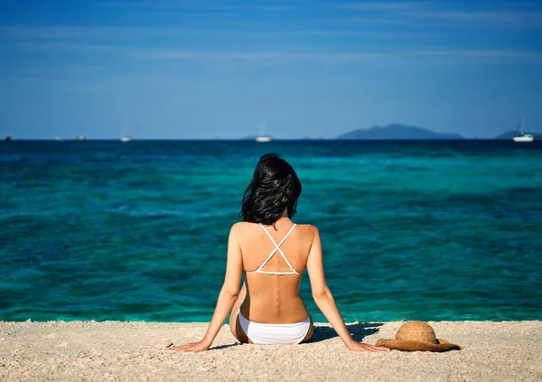 Hermosa mujer relajante en la playa tropical — Foto de Stock