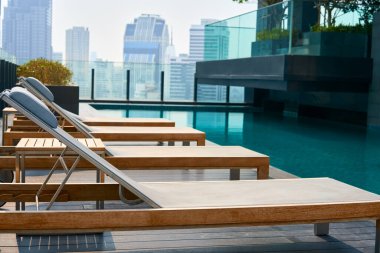 Güneş pansiyonları ve yüzme havuzu çatı katında.