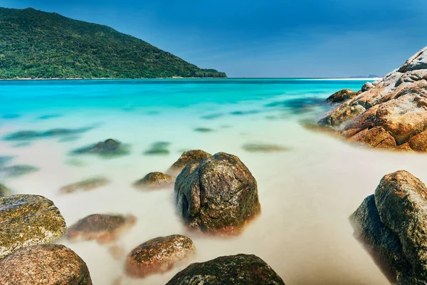 Fantastiskt turkost hav på tropiska ön — Stockfoto