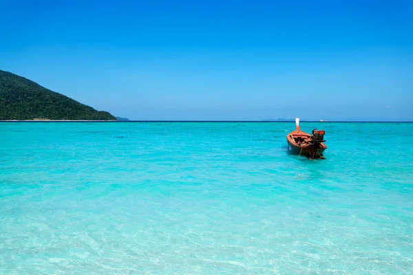 Barco en la costa tropical del mar con playa de arena blanca y agua turquesa — Foto de Stock