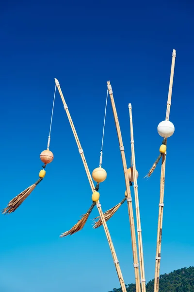 Bóias em paus de bambu sobre céu azul — Fotografia de Stock