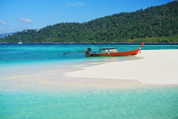 Barco en la costa tropical del mar con playa de arena blanca y agua turquesa — Foto de Stock