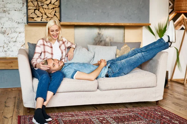 행복 한 젊은 부부는 긴장을 풀고 집에서 서로 즐겁게 지낸다 — 스톡 사진