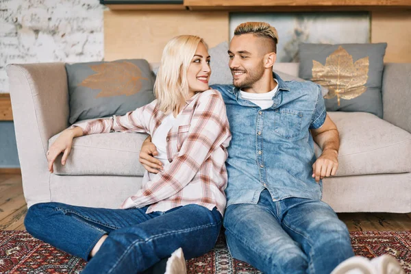 Joven feliz pareja retrato relajarse y abrazos en casa —  Fotos de Stock