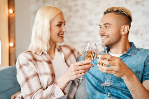 Pareja joven brindando copas de vino en casa —  Fotos de Stock