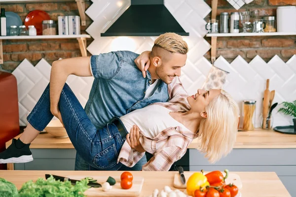 Gelukkig jong paar in liefde dansen in keuken thuis en plezier hebben — Stockfoto