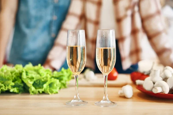 Zbliżenie do dwóch kieliszków z szampanem w tle. — Zdjęcie stockowe