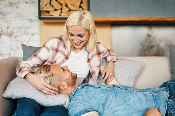 Jong gelukkig paar ontspannen en genieten van elkaar thuis — Stockfoto