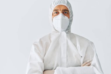Kollarını çapraz bağlamış, kendine güveni tam bir doktor.