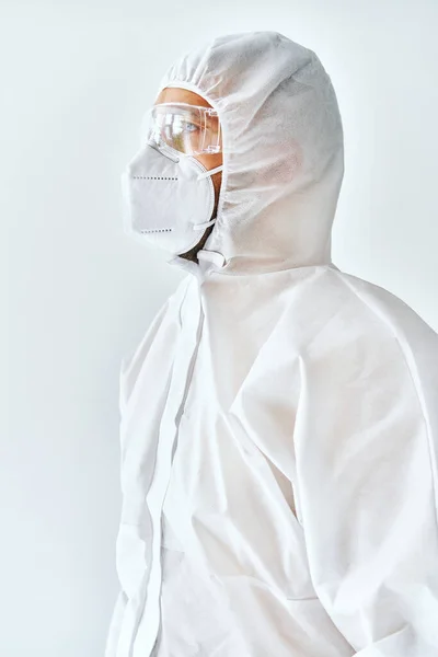 Προβολή προφίλ γιατρού με προστατευτική ιατρική στολή, μάσκα προσώπου και γυαλιά — Φωτογραφία Αρχείου