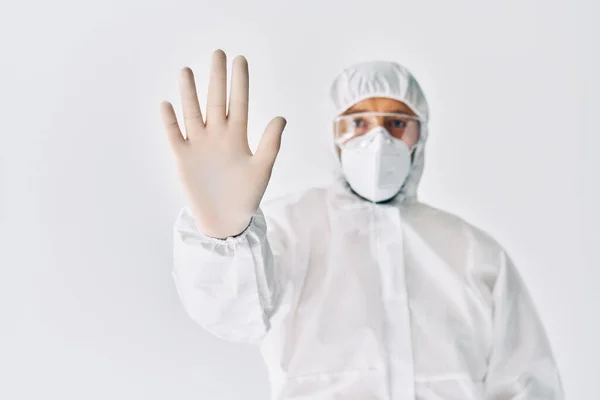 Médico en traje médico protector mostrando señal de stop sobre fondo blanco —  Fotos de Stock