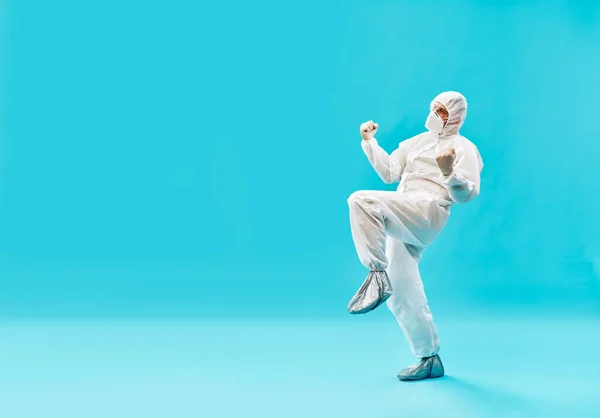 Feliz médico en traje de PPE celebrando la victoria sobre el coronavirus — Foto de Stock