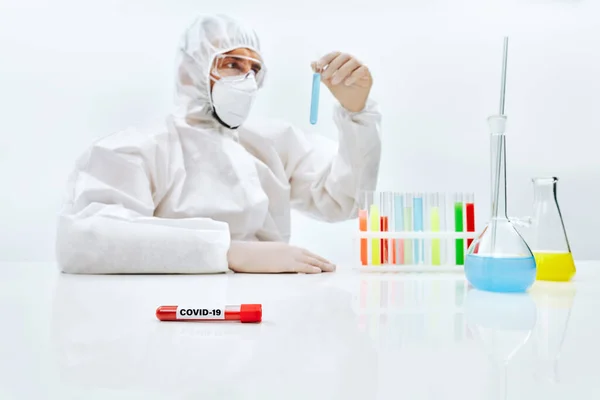 Вчені з PPE працюють в лабораторних дослідженнях мікробіології проти вірусу. — стокове фото