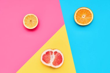 Soyut geometri üzerine Citrus meyveleri. Renkli kağıt dokusu minimalizm arka planı.