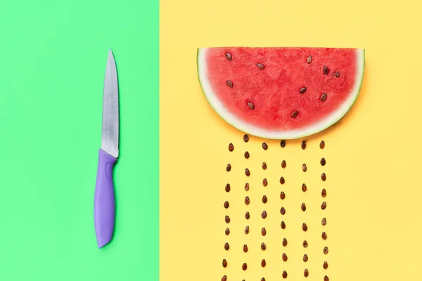 Wassermelonenscheibe mit Kernen und Messer — Stockfoto