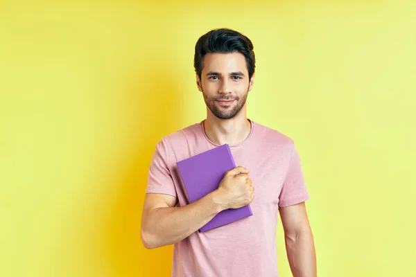 Portrait de jeune homme beau avec livre — Photo