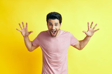 Sarı arka planda izole edilmiş şaşırtıcı bir adam.