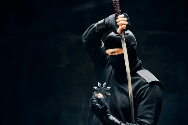 Ninja samuray savaşçı kılıçlı ve shuriken siyah arka planda. — Stok fotoğraf