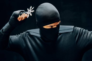 Kılıçlı Ninja ve Shuriken düşmanı bıçaklamaya hazır.