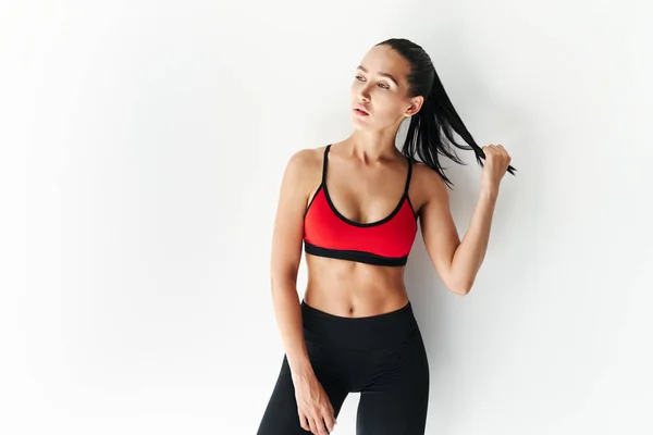 Joven hermosa mujer en ropa deportiva posando sobre fondo blanco — Foto de Stock